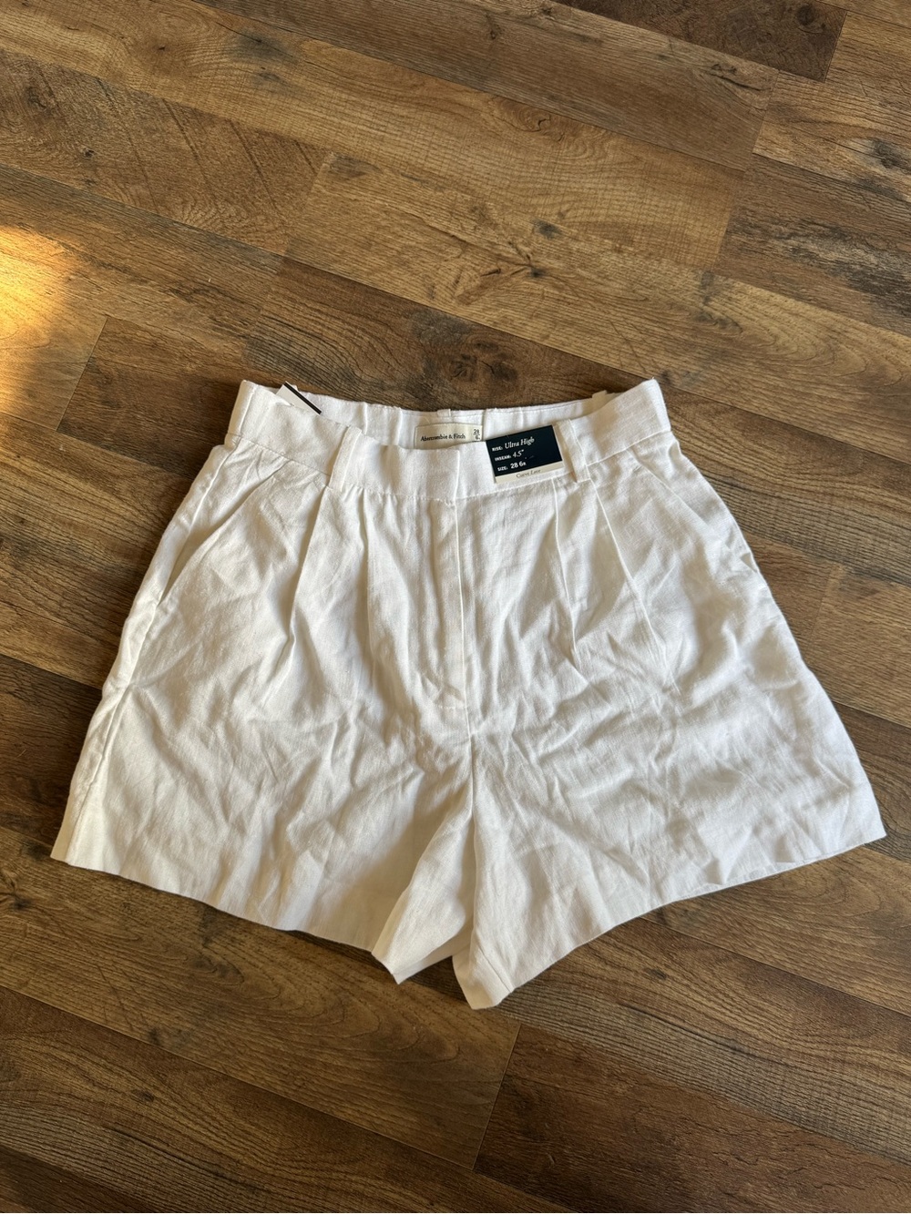 NWT Abercrombie & Fitch White Linen Pleated Women’s Shorts 28W + 4.5” inseam